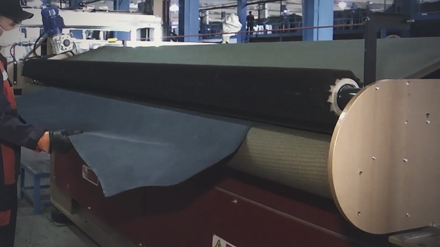 Grey-blue crust leather drawn over the milling roller