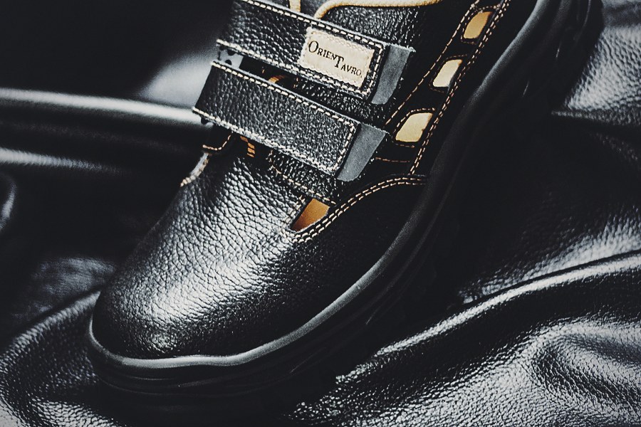 Black safety shoe in finished leather — pebble grain upper